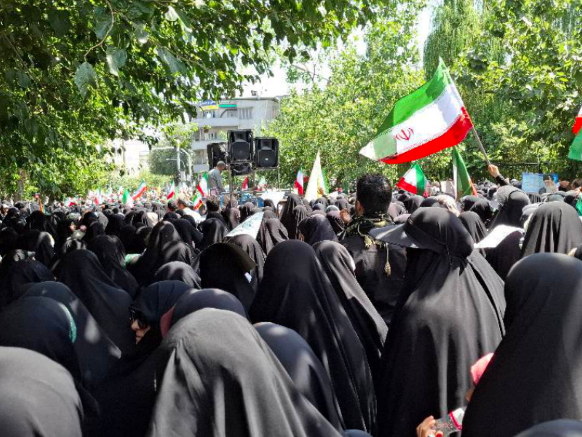 قرائت عهدنامه توسط دانش‌آموزان در نماز جمعه خشم و نصر