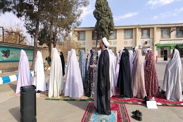 اقامه نماز باران در دبیرستان شهید مجید دهنوی نیشابور 