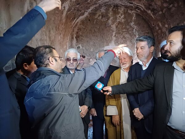 بازدید استاندار و همراهان از کاروانسرای رباط قلی جاجرم
