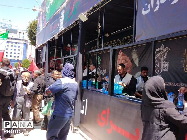 تجلی عشق در مسیر وداع با رهبر شهید