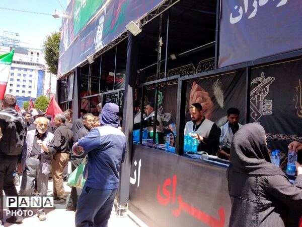 تجلی عشق در مسیر وداع با رهبر شهید