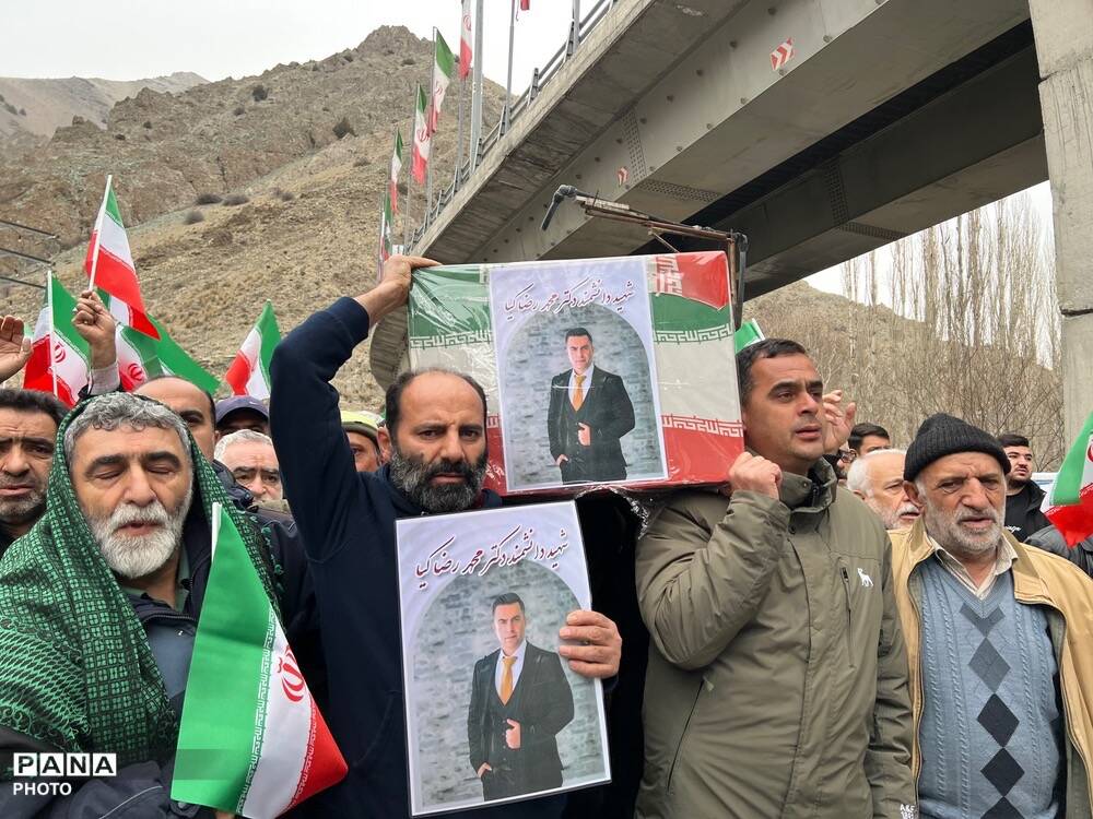 تشییع پیکر شهید دانشمند محمدرضا کیا بر دستان مردم کرج 