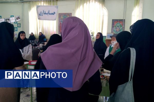 برگزاری جشنواره هفته مشاغل در هنرستان کوثر قیامدشت ری یک