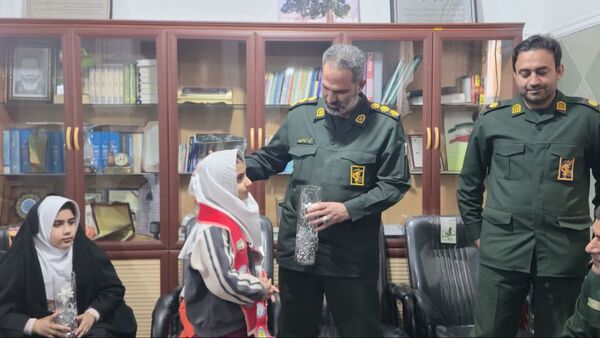 قدردانی دختران پیشتاز آموزشگاه نوریه جیرفت از پاسداران