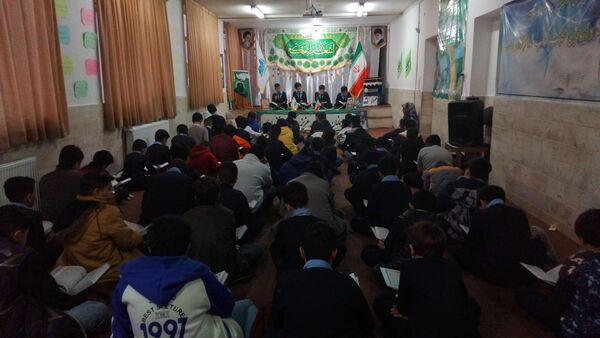محفل انس با قرآن‌کریم و سفره افطاری در دبستان پسرانه آل‌یاسین شهرستان محلات