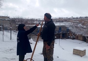 خوشحالی مردم روستای گزکوه از بارش برف