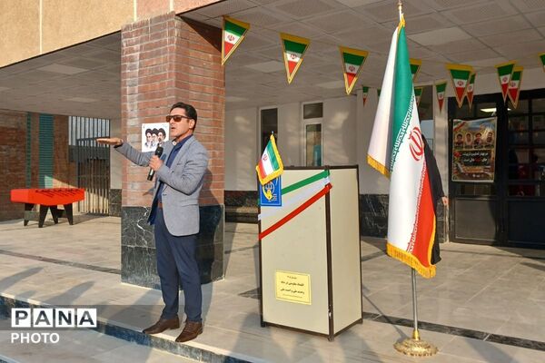  تقدیر از افتخار آفرینان دبیرستان نمونه دولتی مولود کعبه(ع) در مسابقات نمایشگاه دفاع مقدس