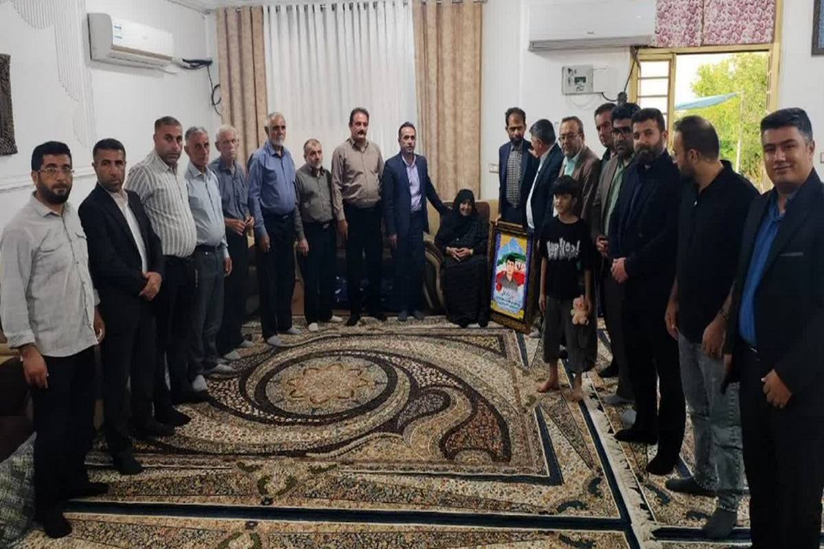 سرپرست آموزش و پرورش باغملک با مادر شهید رحمانی دیدار کرد