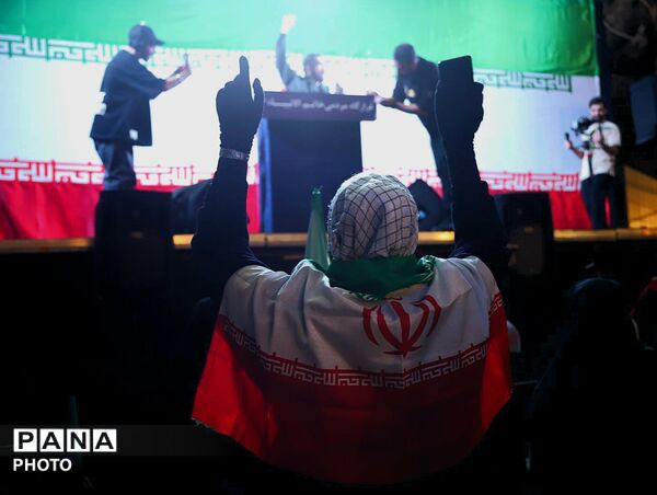 حضور پررنگ اداره آموزش و پرورش در راهپیمایی میدان انقلاب