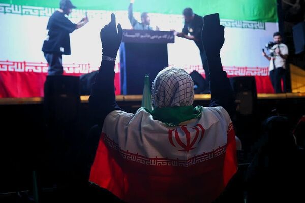 حضور پررنگ اداره آموزش و پرورش در راهپیمایی میدان انقلاب