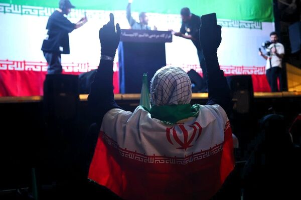 حضور پررنگ اداره آموزش و پرورش در راهپیمایی میدان انقلاب