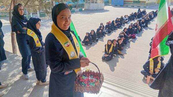 جشن‌ روز‌ دانش‌ آموز‌ در‌ دبیرستان‌ عطیه