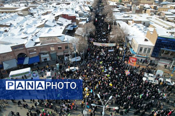 حضور گسترده کودکان و نوجوانان ارومیه‌ای در راهپیمایی ۲۲ بهمن