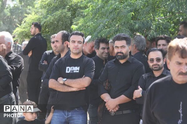 از کودکان تا بزرگسالان؛ زنجیر پیوند دل‌ها در روز عاشورا در روستای سرحوضک کاشمر