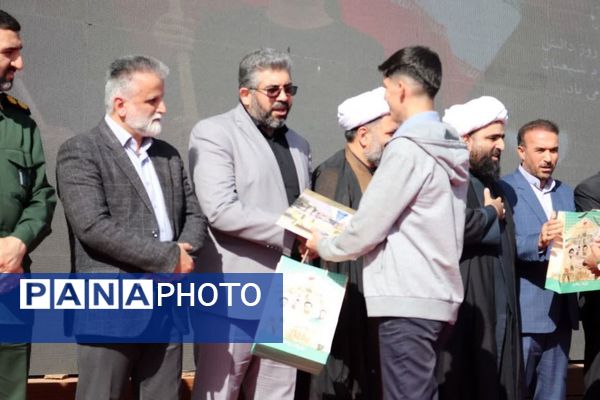 استادیوم ورزشی شهدای شهرستان قدس میزبان پرشورترین مراسم روز دانش‌آموز 