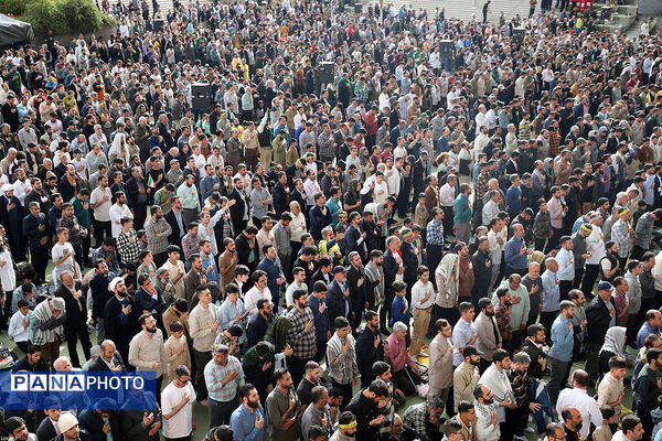 اقامه نماز عید فطر به امامت مقام معظم رهبری
