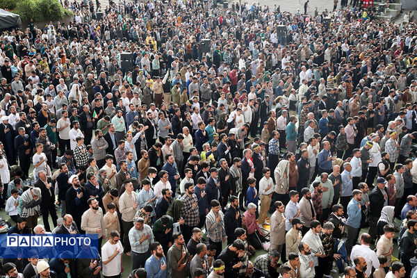 اقامه نماز عید فطر به امامت مقام معظم رهبری