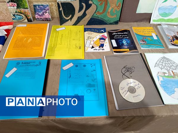 نمایشگاه هفته پژوهش در مدرسه پروین‌اعتصامی 