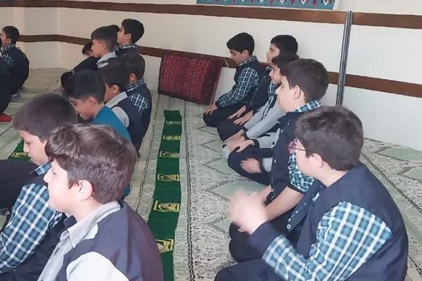 برگزاری نماز جماعت در دبستان شهید قلنبر ناحیه 2 شهرری 