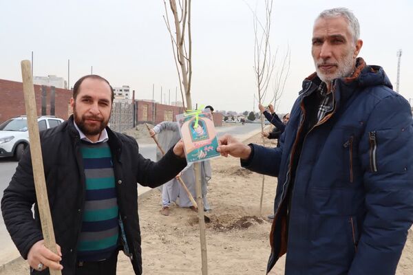 کاشت درخت به یاد شهدا در محمدشهر 