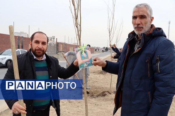 کاشت درخت به یاد شهدا در محمدشهر 