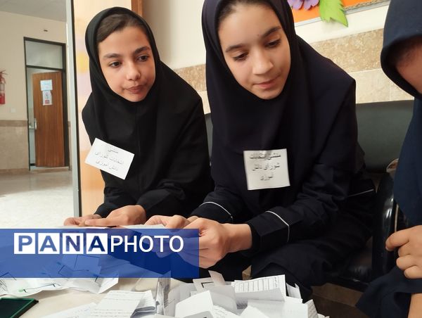 انتخابات شورای دانش‌آموزی در دبیرستان فاطمه آهنچی مشهد