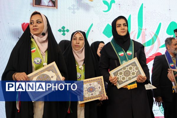 هم‌سرایی هزار نفری دانش‌آموزان یاور انقلاب در اسلامشهر