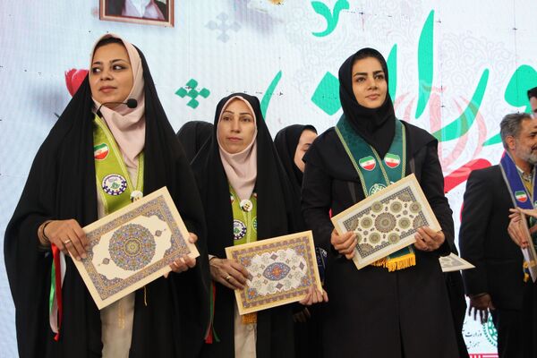 هم‌سرایی هزار نفری دانش‌آموزان یاور انقلاب در اسلامشهر
