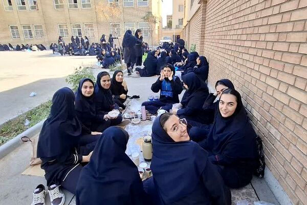 صبحی سالم در دبیرستان دخترانه فرهنگ قرچک