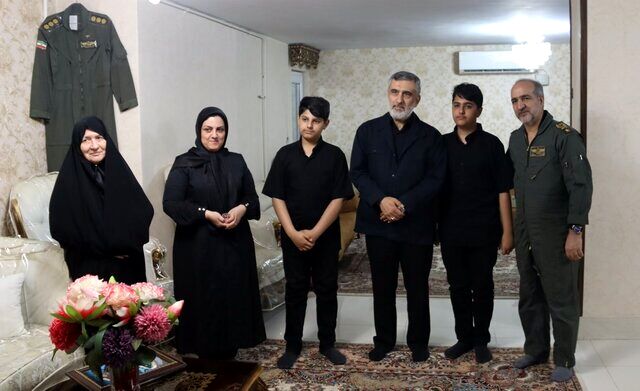 ان‌شاءالله توفیق داشته باشیم که ادامه دهنده راه شهدا باشیم