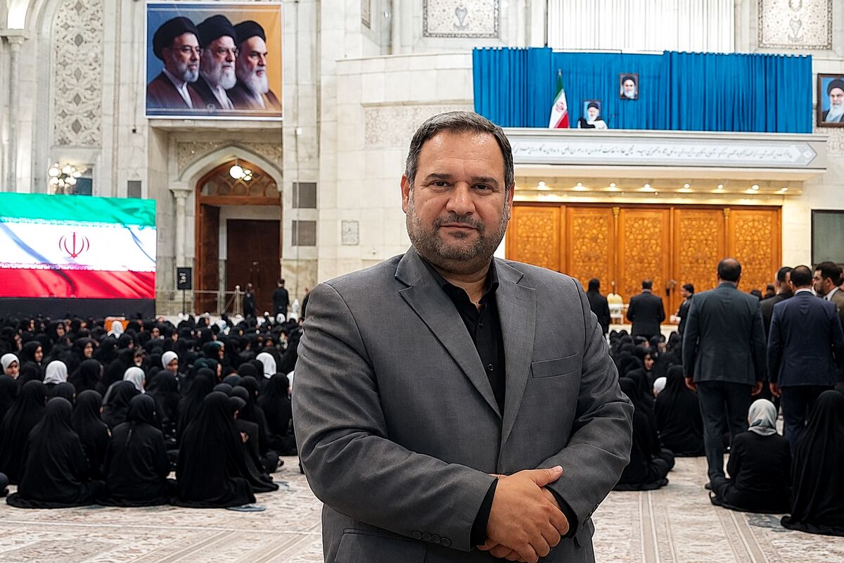 دانش‌آموزان منطقه ۱۰ با همخوانی «باید برخاست» عهد خود را با آرمان‌های رهبر شهید تجدید کردند