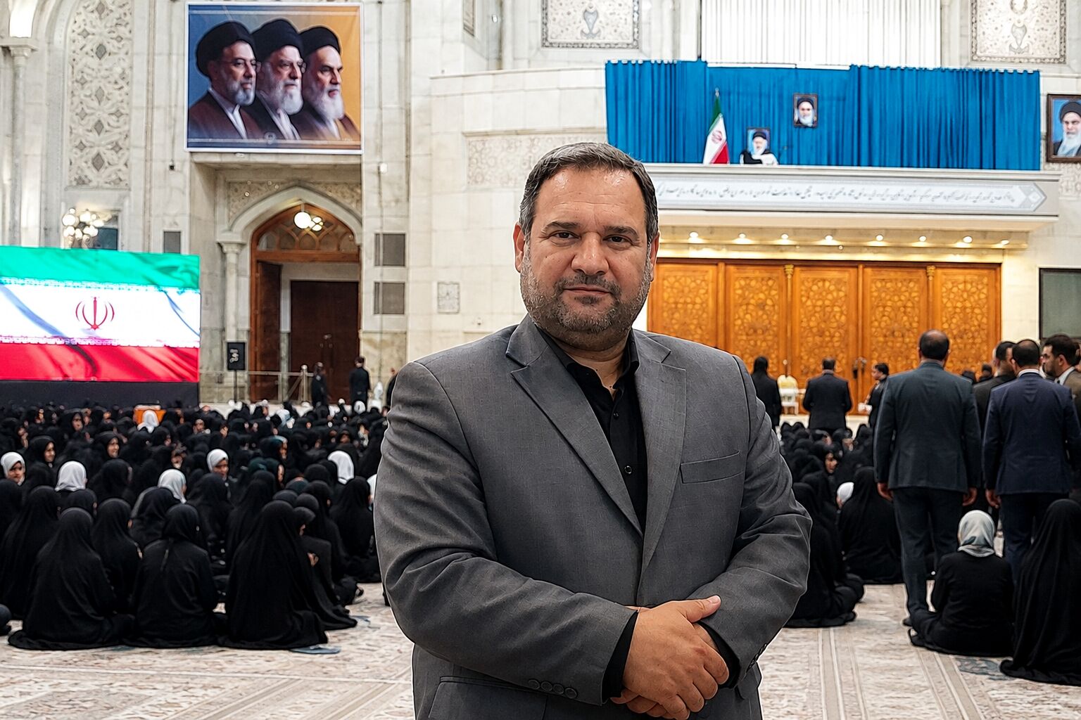 دانش‌آموزان منطقه ۱۰ با همخوانی «باید برخاست» عهد خود را با آرمان‌های رهبر شهید تجدید کردند
