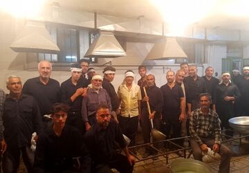 خادمان اباعبدالله الحسین(ع) برای خدمت به عزاداران دست به دست یکدیگر دادند