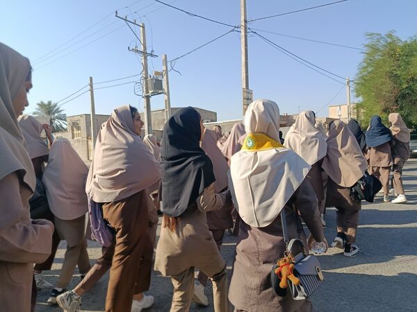 فریاد یک‌پارچهٔ دانش‌آموزان حاجی‌آباد در مسیر استقلال