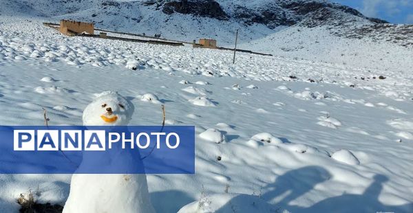 رقص دانه‌های برف در آسمان خاتم؛ شور و هیجان کودکان