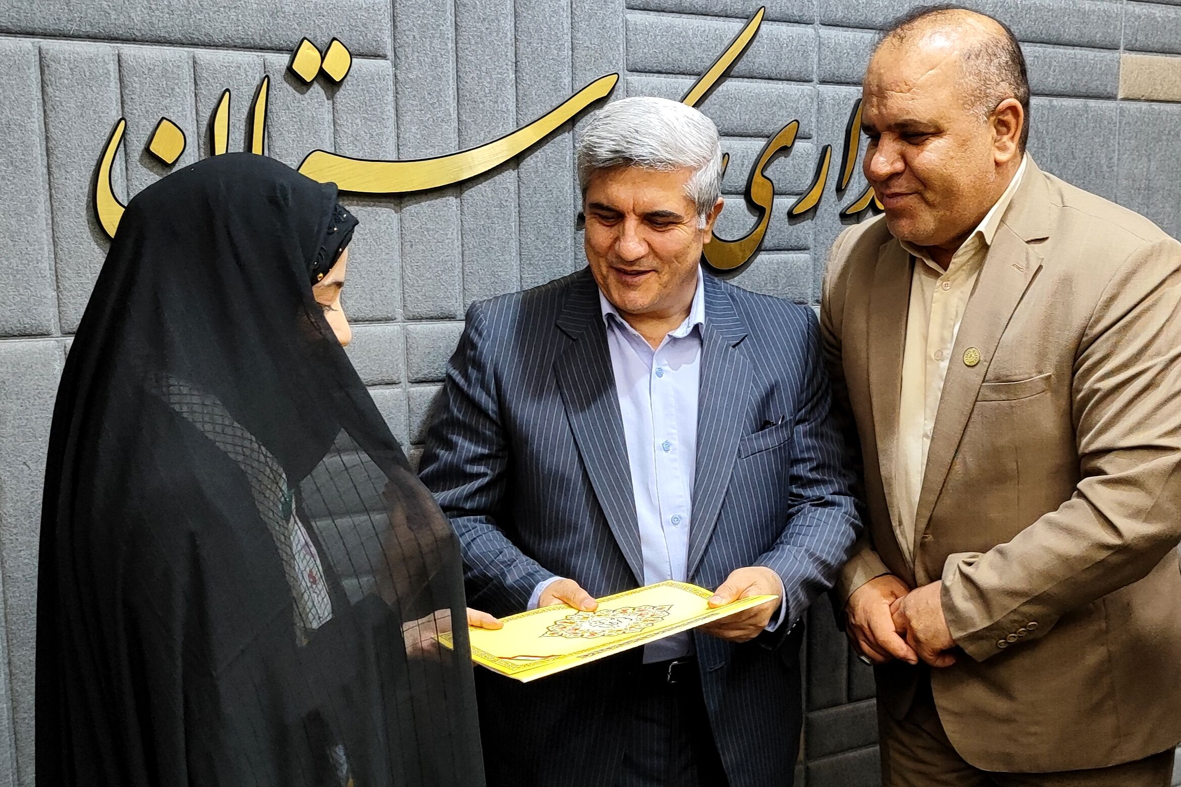 دیدار صمیمی استاندار کردستان با جمعی از دختران نخبه استان