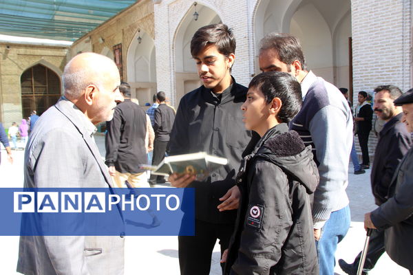 میز کتاب (فرمانده سری) در نماز جمعه شهر یزد