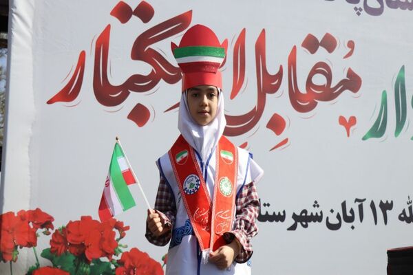 حضور پرشور دانش‌آموزان پاکدشتی در راهپیمایی روز ۱۳ آبان