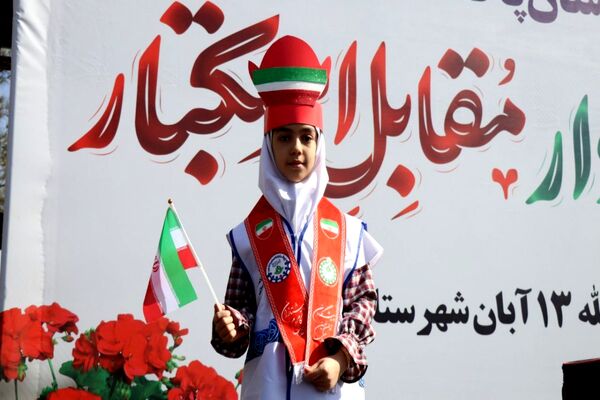 حضور پرشور دانش‌آموزان پاکدشتی در راهپیمایی روز ۱۳ آبان