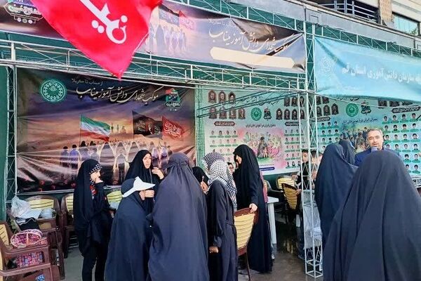 خدمت‌رسانی غرفه سازمان دانش آموزی در قم و کرمانشاه به یاد شهدای میناب
