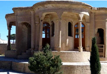 کلاه فرنگی و نقاره خانه از بناهای گردشگری شهر سورمق
