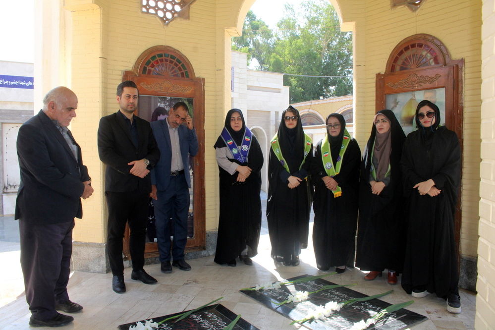 تجدید میثاق مدیر سازمان دانش آموزی استان بوشهر با شهدا
