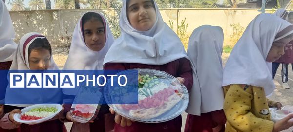 صبحانه نمادین دانش‌آموزان دبستان مولوی فین