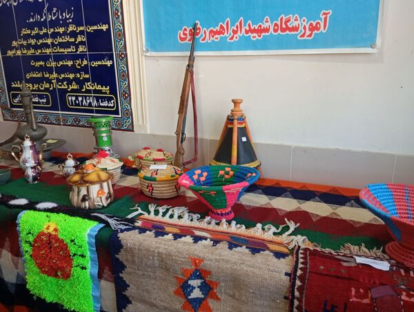 نمایشگاه صنایع دستی و جشنواره غذاهای سنتی به‌مناسبت دهه فجر 