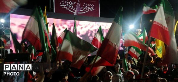 حضور دهه‌نودی‌ها در راهپیمایی میدان شهرداری ساوجبلاغ
