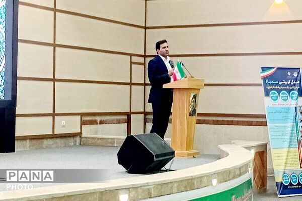 آیین «نشان سمپاد» ویژه دانش‌آموزان ورودی جدید پایه هفتم و دهم دانش‌آموزان فرزانگان شهرستان قدس در سالن گل نراقی