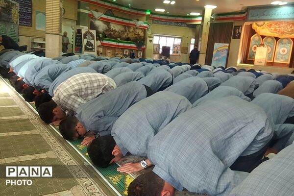 اقامه اولین نماز ماه مهر در دبیرستان حکمت نبوی ناحیه دو شهرری 
