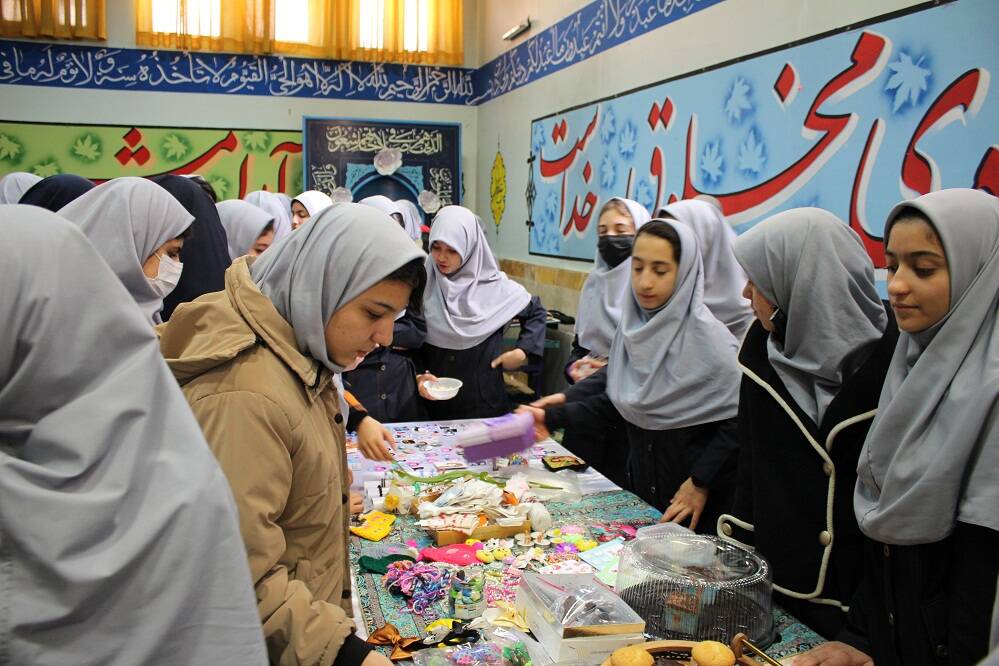 برپایی بازارچه کسب و کار دانش‌آموزی در مدرسه حضرت معصومه (س) ناحیه 4 کرج