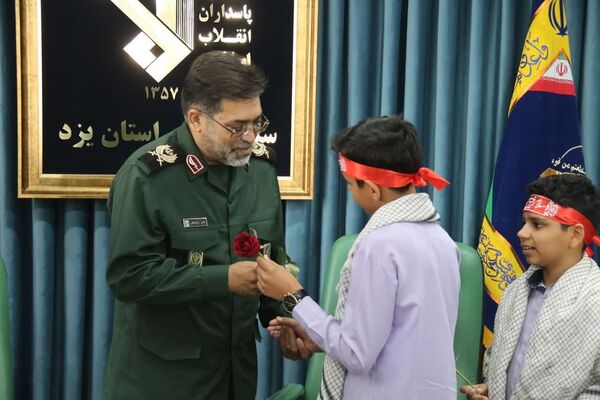 دیدار جمعی از دانش‌آموزان اشکذری و مسئولان آموزش و پرورش با فرمانده سپاه الغدیر 
