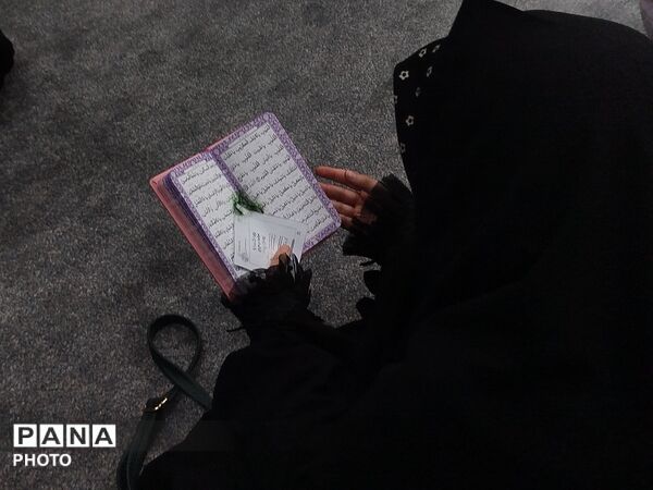 شبی که ماه دو نیم شد